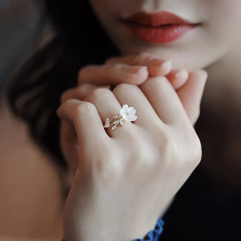 WHITE SHELL FLOWER RING