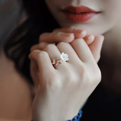 WHITE SHELL FLOWER RING