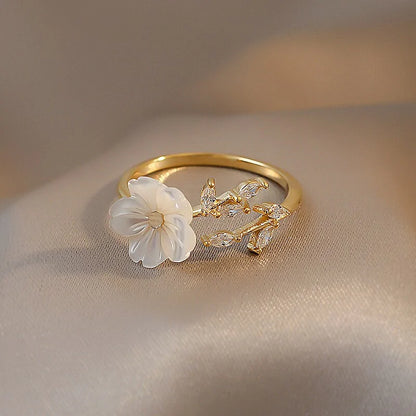 WHITE SHELL FLOWER RING