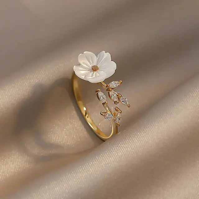 WHITE SHELL FLOWER RING