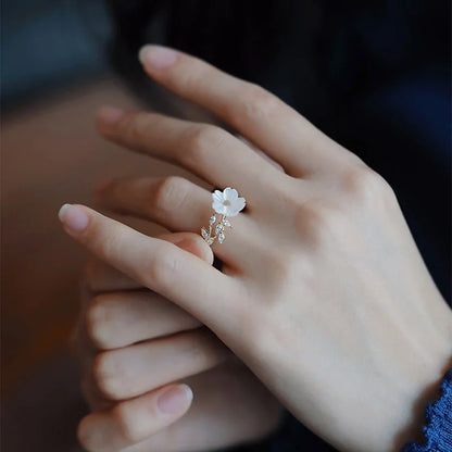 WHITE SHELL FLOWER RING