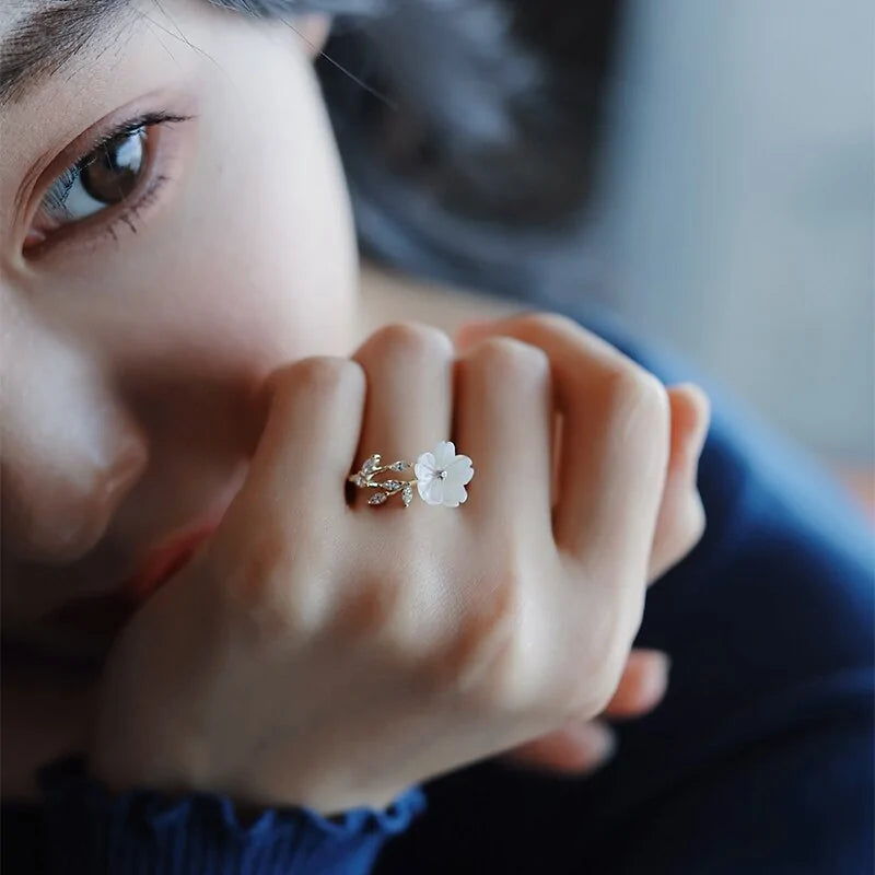 WHITE SHELL FLOWER RING